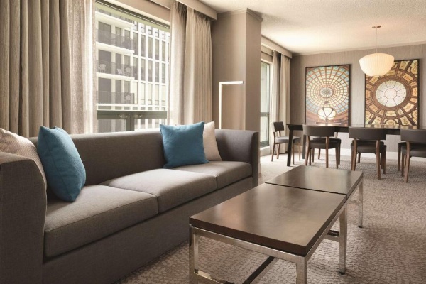 Hilton Chicago/Magnificent Mile Suites image 18